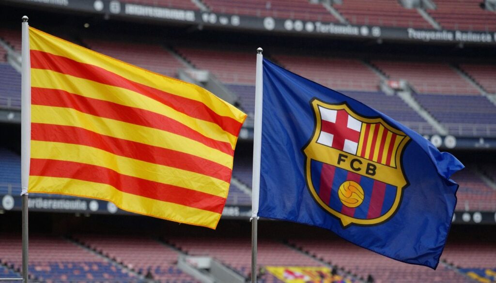 Flagi Katalonii i FC Barcelona powiewające obok siebie, symbolizujące silny związek klubu z tożsamością regionalną
