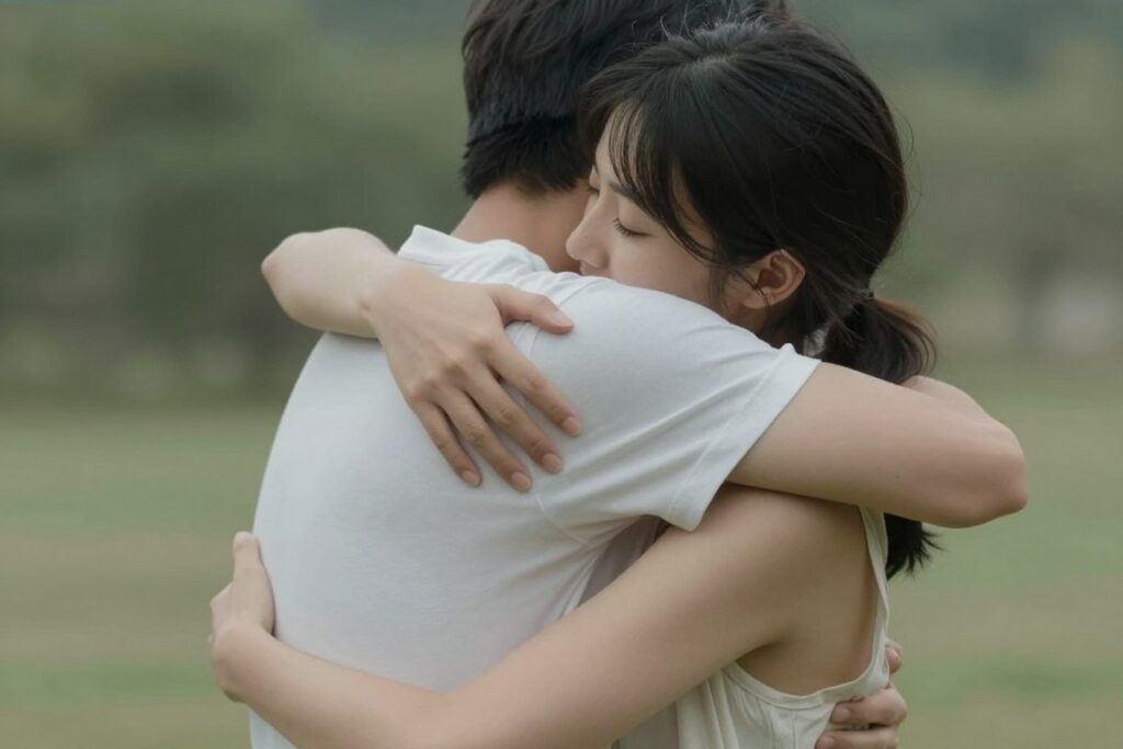 Para w długim, romantycznym uścisku pokazującym silne przywiązanie zakochanego mężczyzny Para w długim, romantycznym uścisku pokazującym silne przywiązanie zakochanego mężczyzny