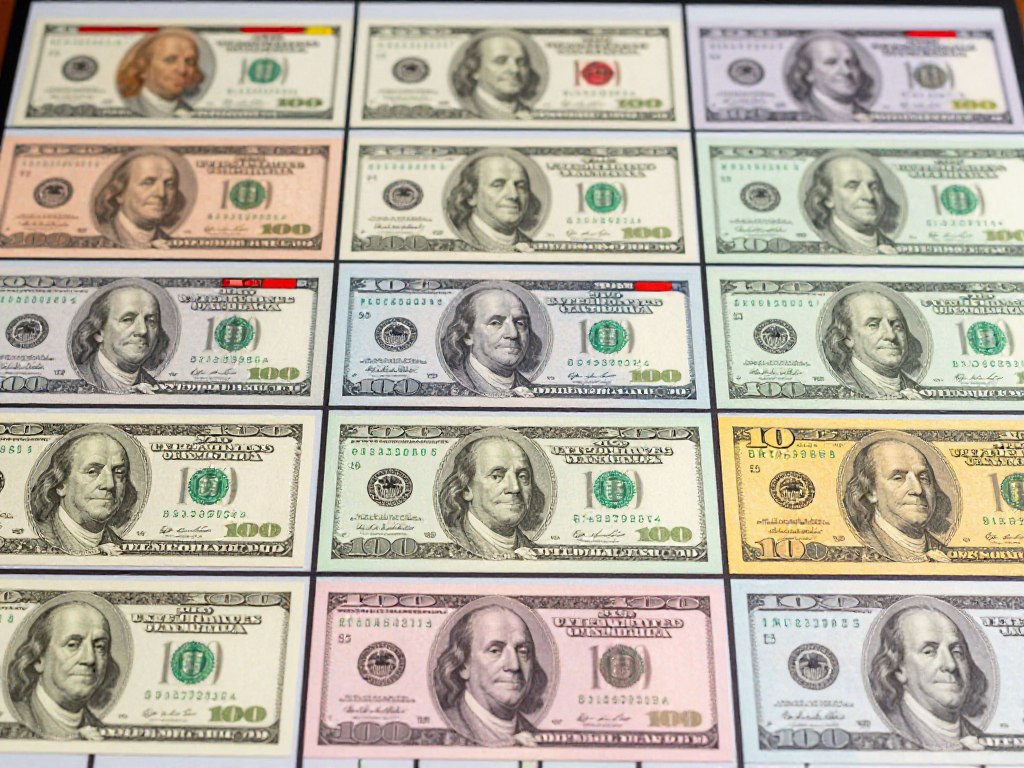 Różne nominały banknotów w grze Monopoly - od 1 do 500 dolarów Różne nominały banknotów w grze Monopoly - od 1 do 500 dolarów